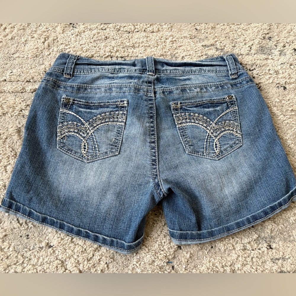 No Boundaries Low-Rise Denim Shorts - Size 11